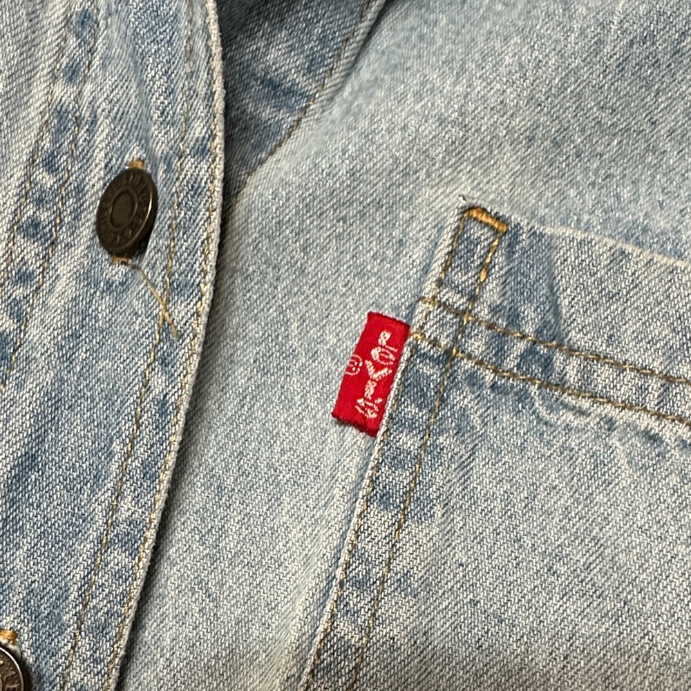 Levi's Classic Light Blue Denim Shirt - Picture 5 of 10